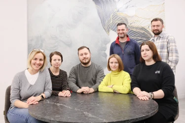 Групповая фотография: 3 мужчины и 4 женщины.