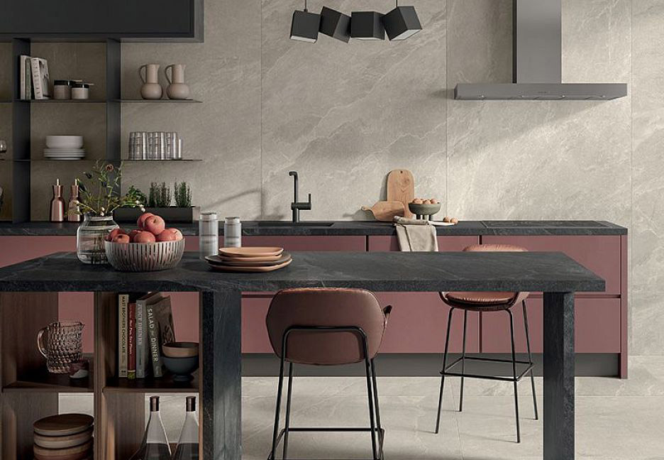 Кухня с черным гарнитуром и бордовыми акцентами