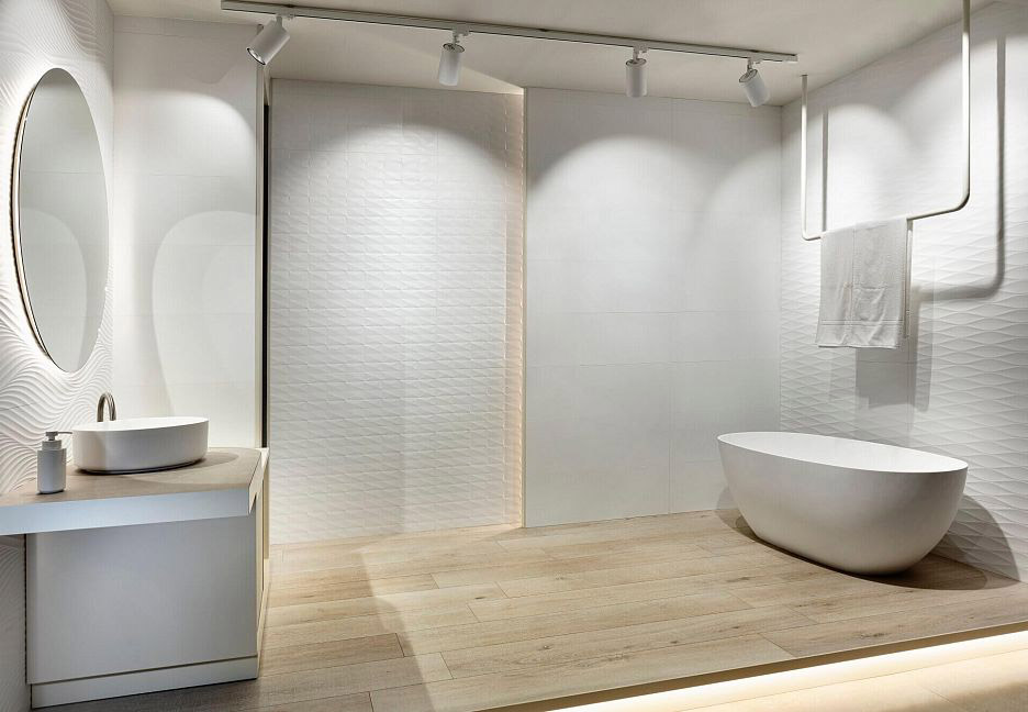 Современная ванная с деревянным полом