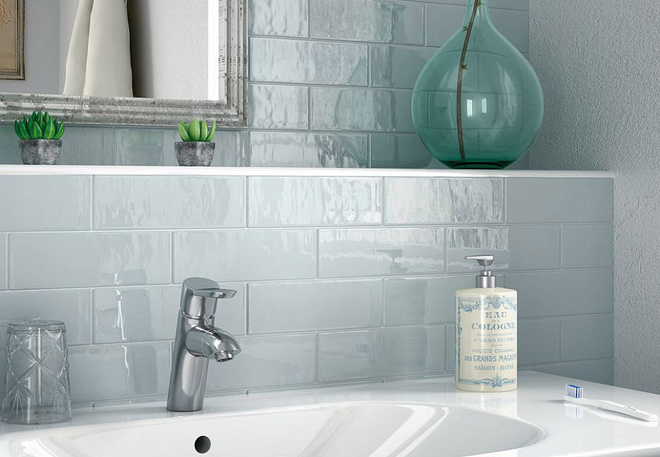 Зона для умвания с голубой плиткой