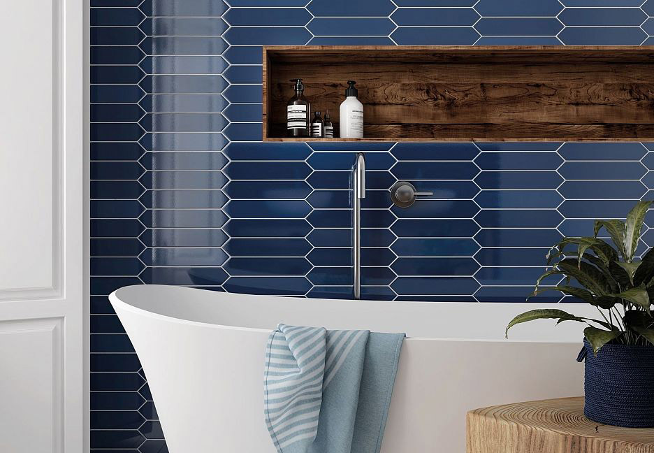 Ванная с синей плиткой и встроенными полками