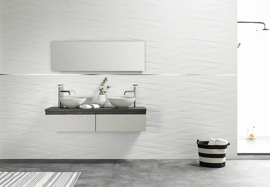 Светлая ванная с раковиной и корзиной для белья