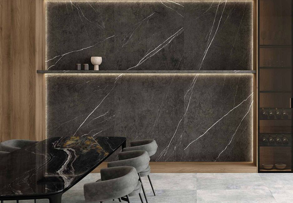 Черный мраморный стол с стульями у стены 