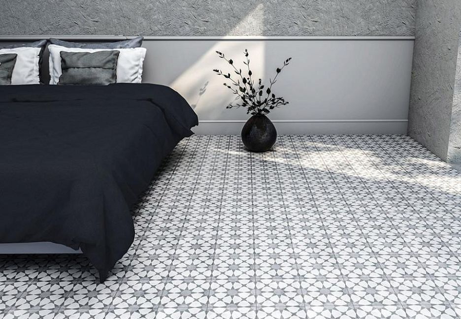 Интерьер спальни с мраморным полом, кроватью и вазой с цветами.