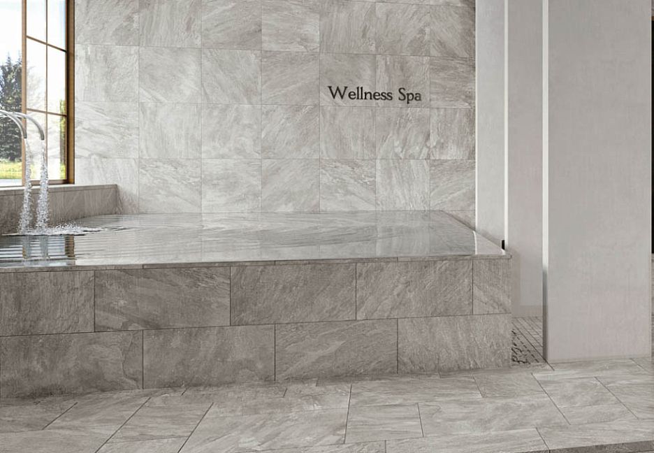 Ванная комната с мраморной отделкой и надписью 