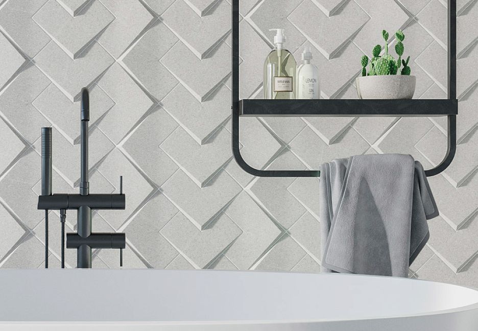 Ванная комната с ванной и полкой