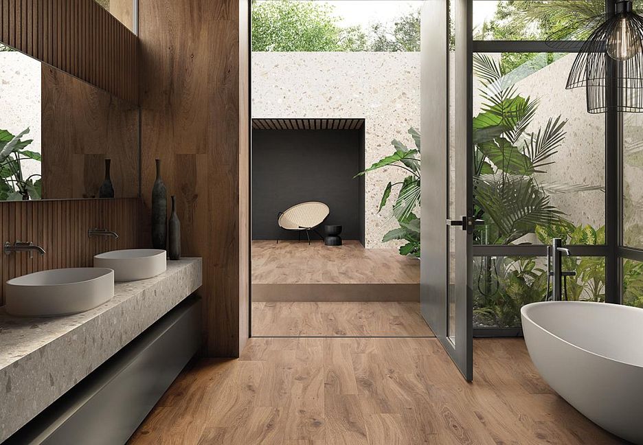 Ванная комната с деревянной отделкой, стеклянной дверью и видом на сад.