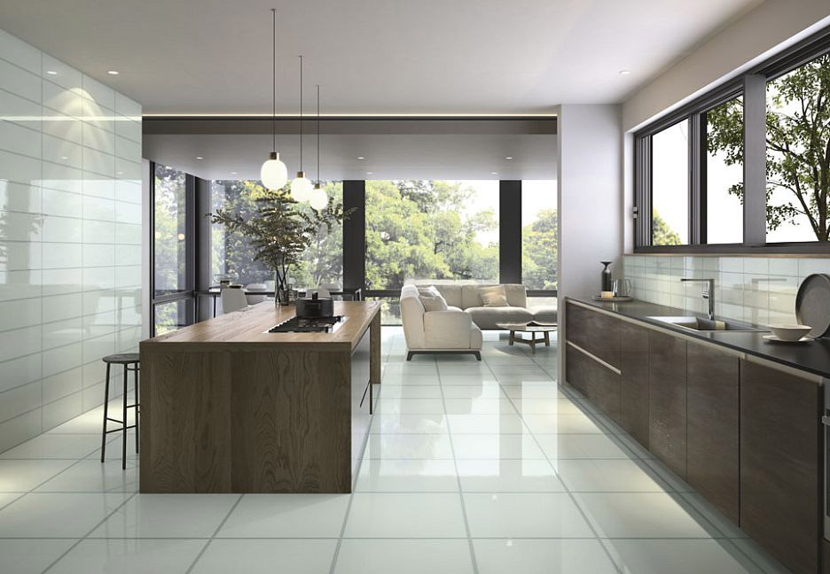 Светлый интерьер кухни с акцентным островом из дерева