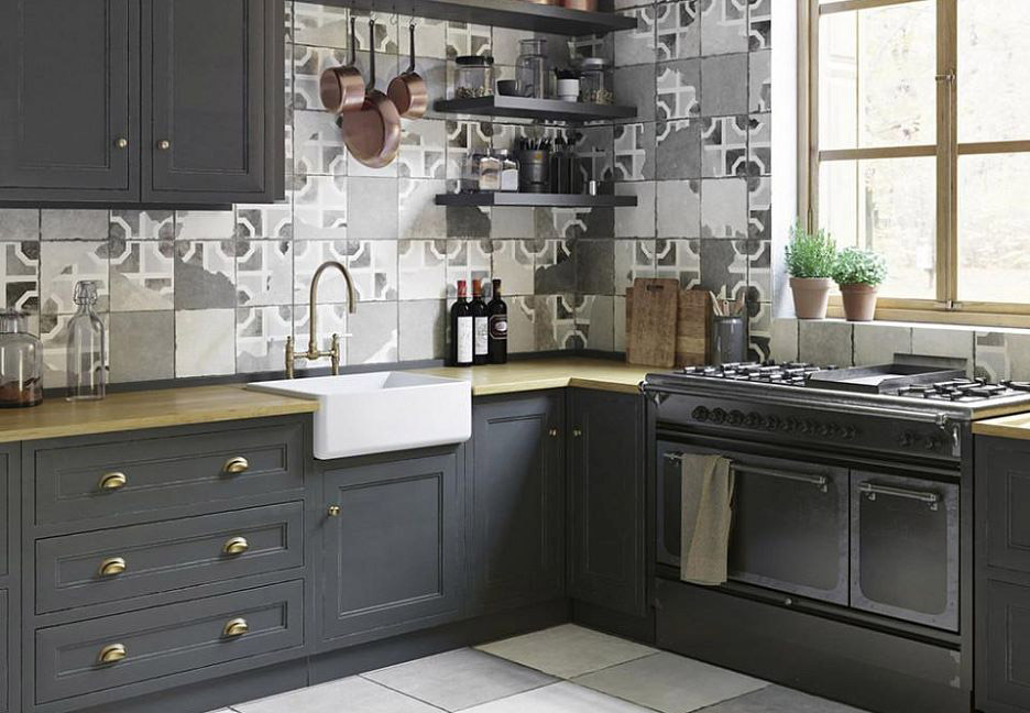 Кухонный гарнитур в темных тонах с акцентной плиткой