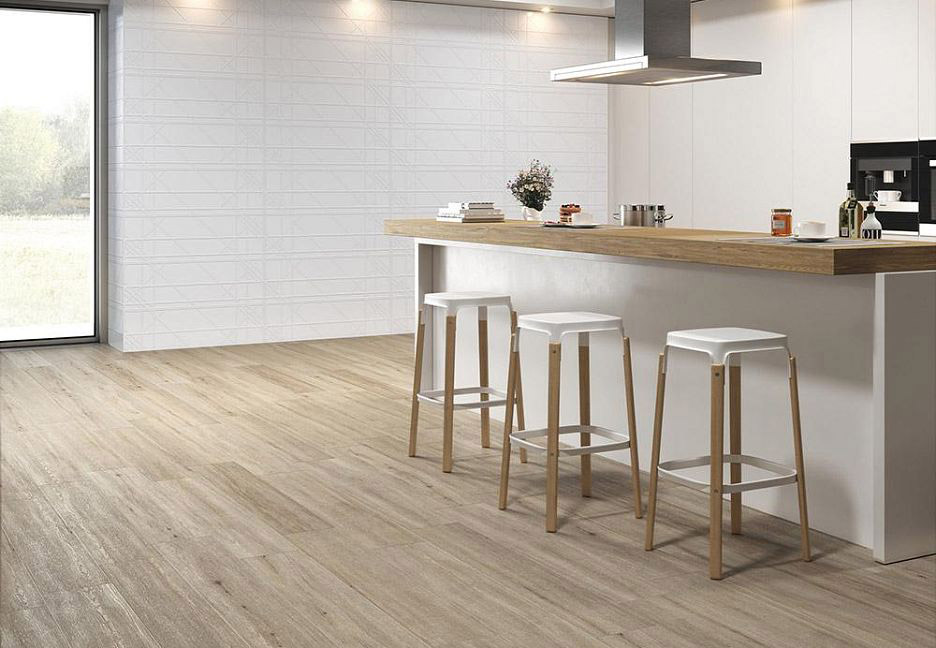 Кухонная зона со светлой настенной плиткой