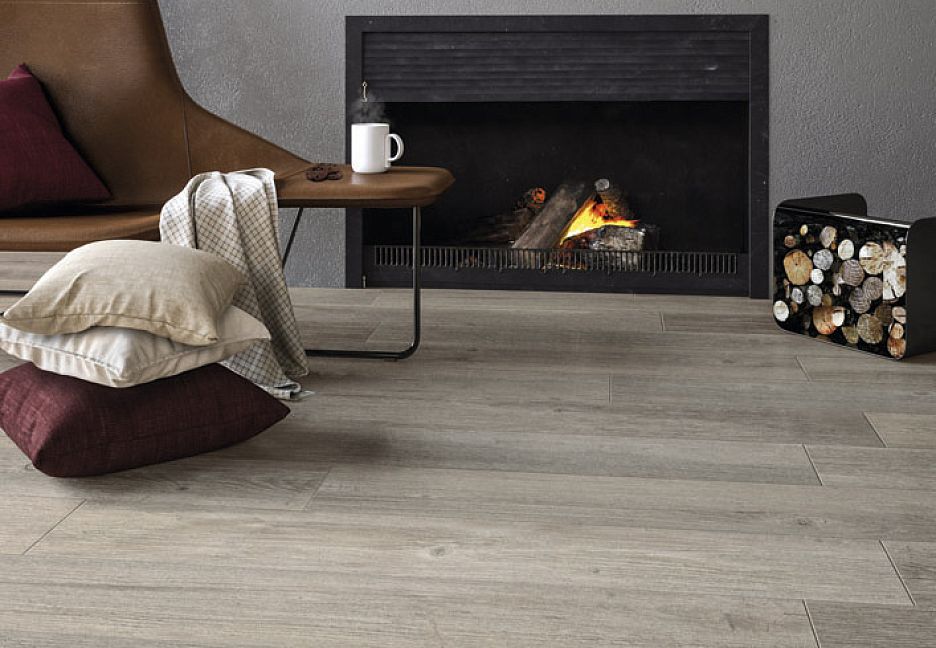 Интерьер комнаты с камином и креслом.