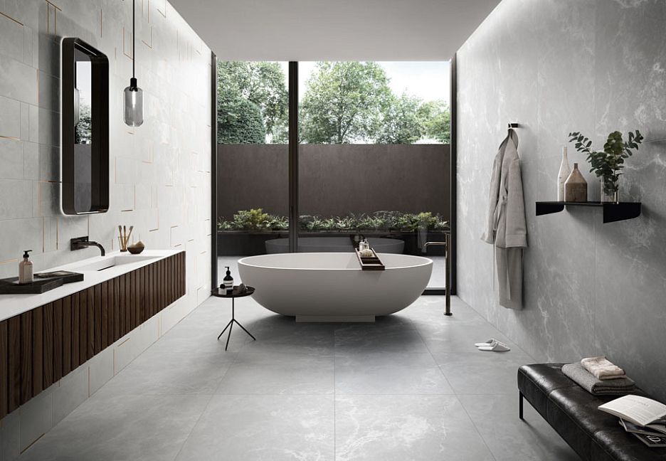 Современная ванная комната с видом на природу.