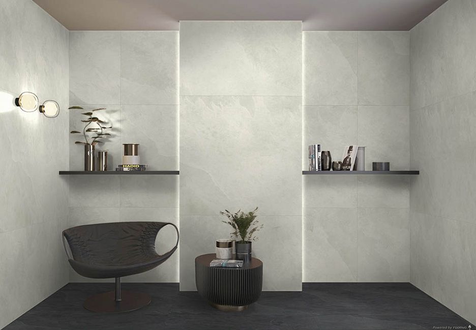 Интерьер ванной комнаты с креслом и полками.