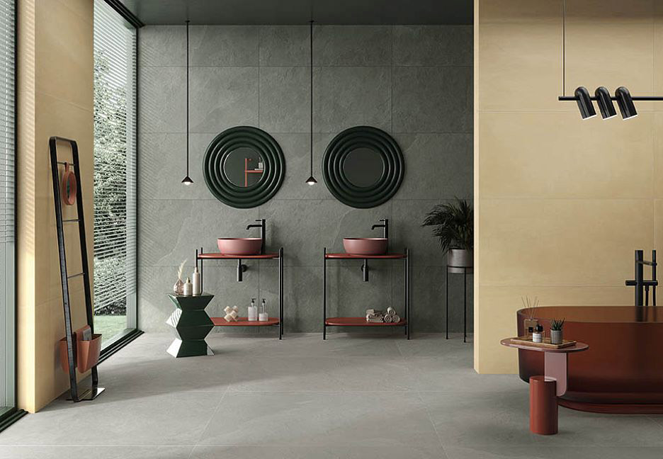 Просторная ванная с бордовыми акцентами