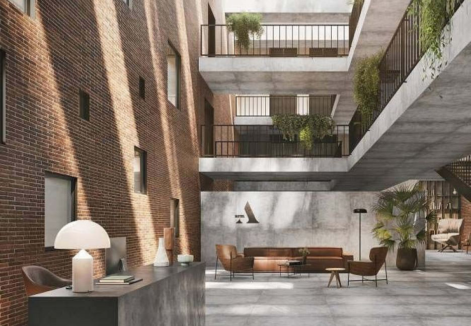 Индустриальный внутренний дворик с зелёными растениями и мебелью