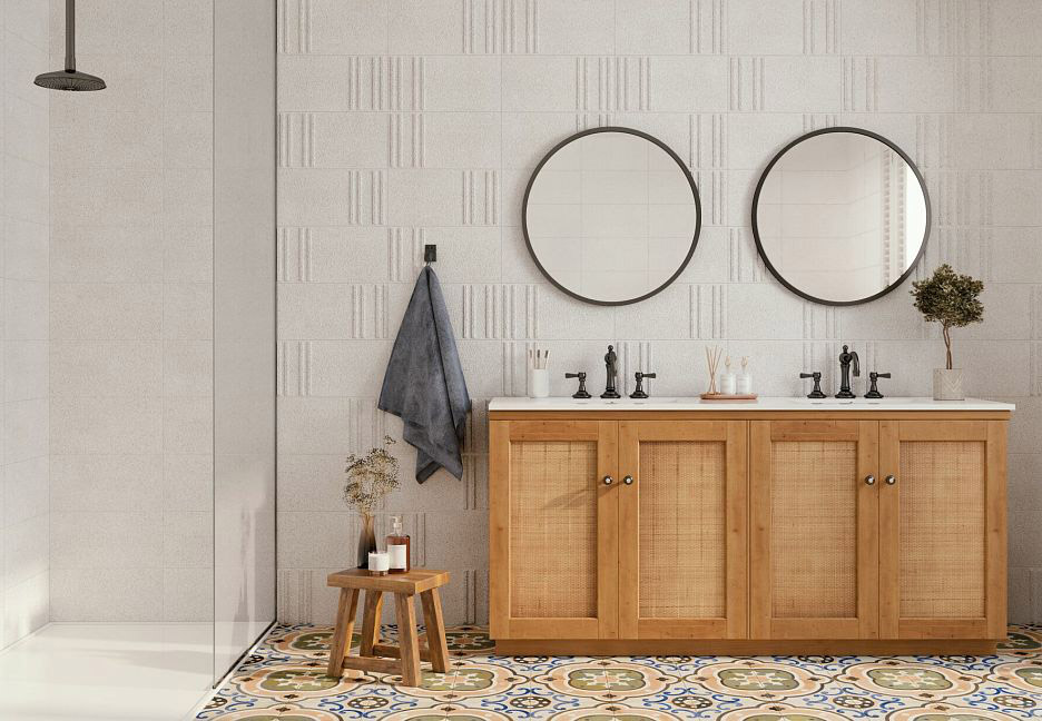 Ванная с рельефной бежевой плиткой и двойной раковиной