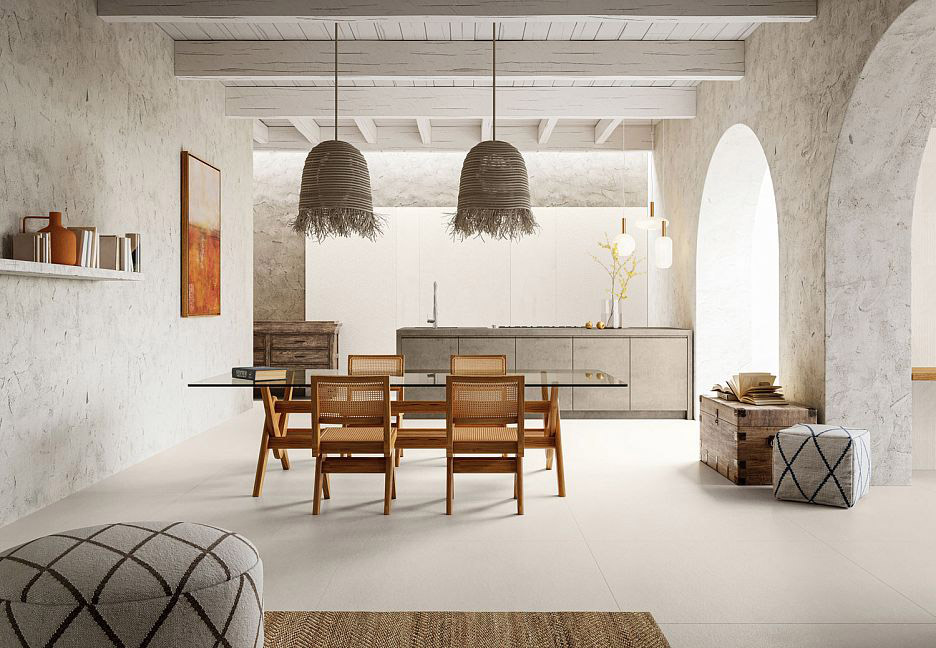 Современная кухня с акцентными светильниками