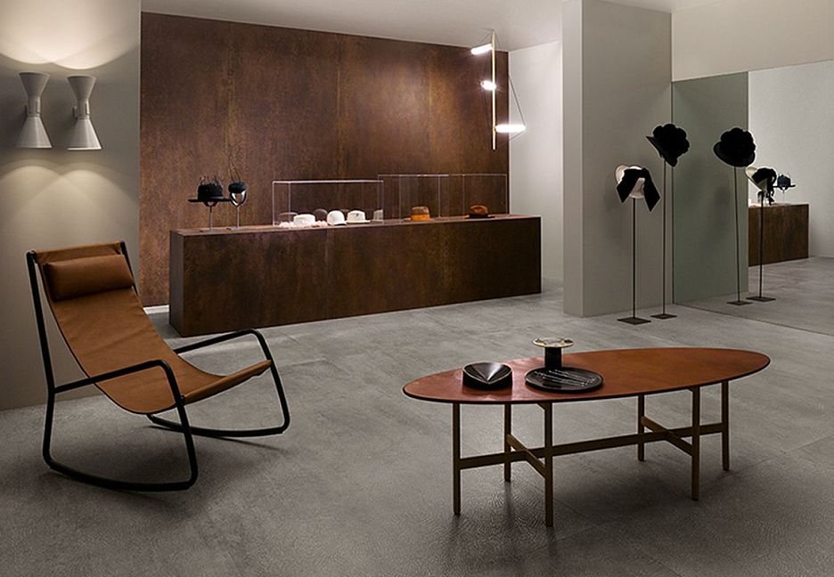 Кресло, стол и манекены в головных уборах.