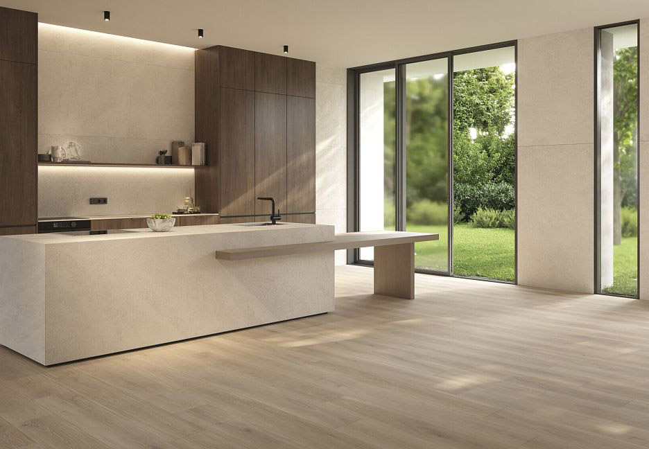 Современная кухня с деревянным гарнитуром и панорамным окном