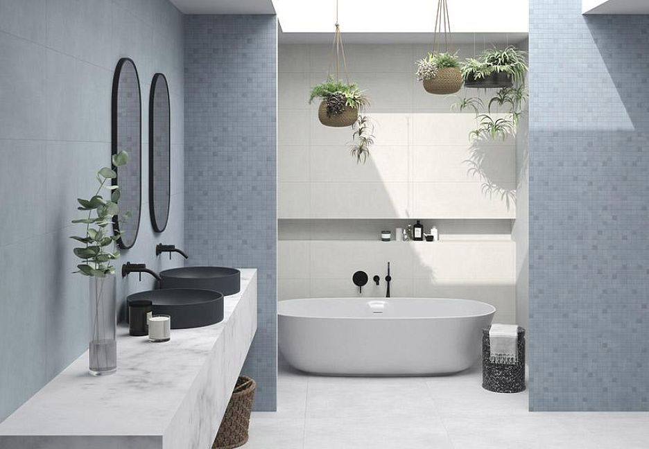 Ванная с голубой мозаикой и растениями