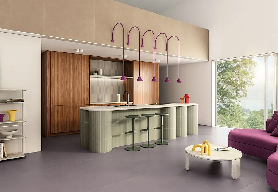 Яркая кухня в насыщенных цветах с акцентами