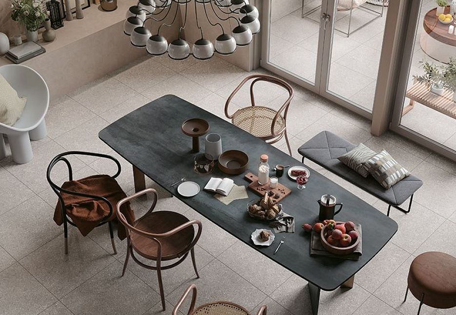 Современный интерьер кухни с обеденным столом и декором