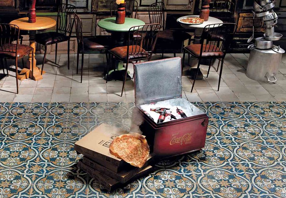 Интерьер ресторана с мраморным полом, столами и стульями.