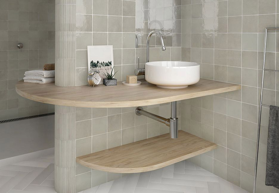 Светлый интерьер с деревянной столешницей и плиткой