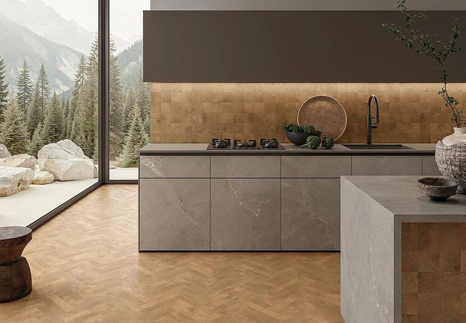 Кухня в спокойных тонах с панорамными окнами