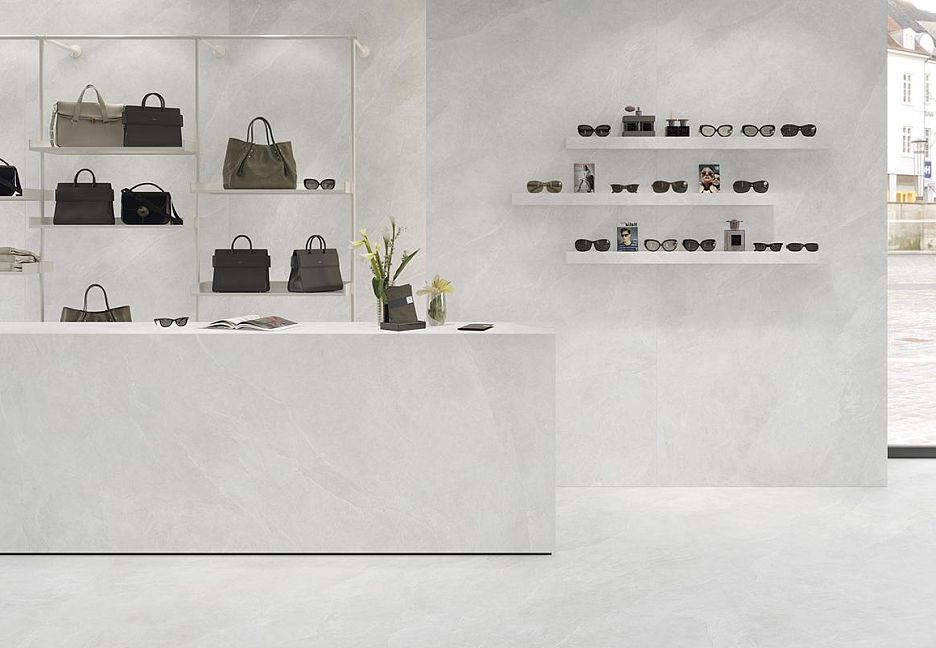 Интерьер магазина с полками.