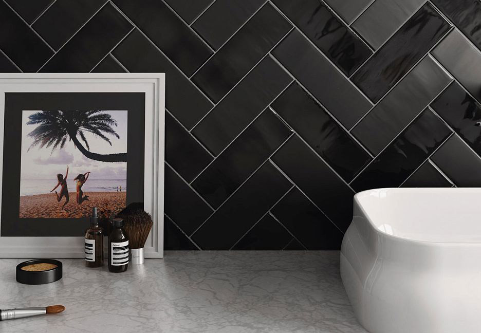Черная плитка в современной ванной комнате