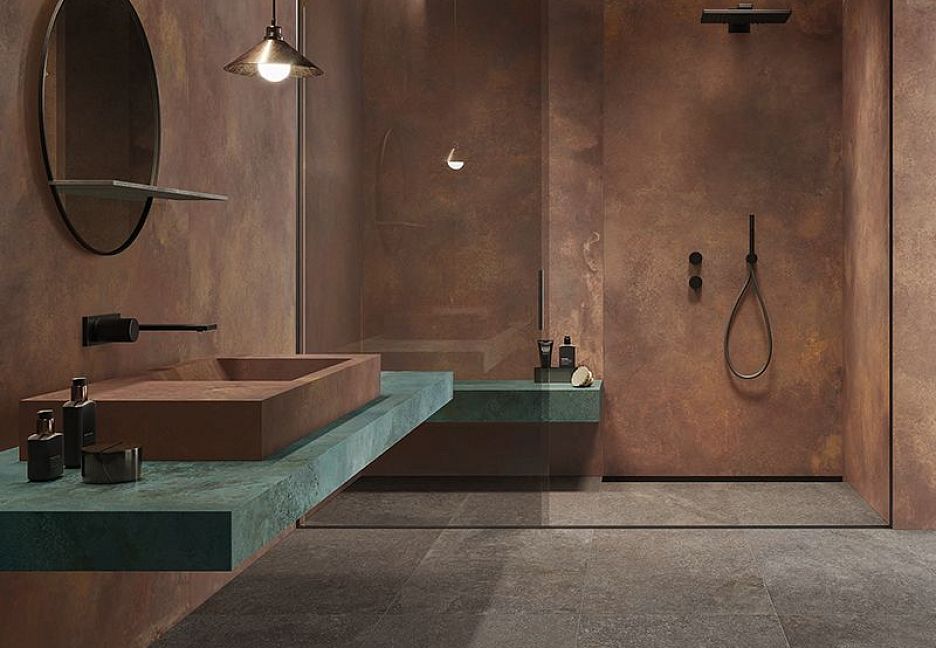 Ванная комната с коричневыми стенами и умывальником.