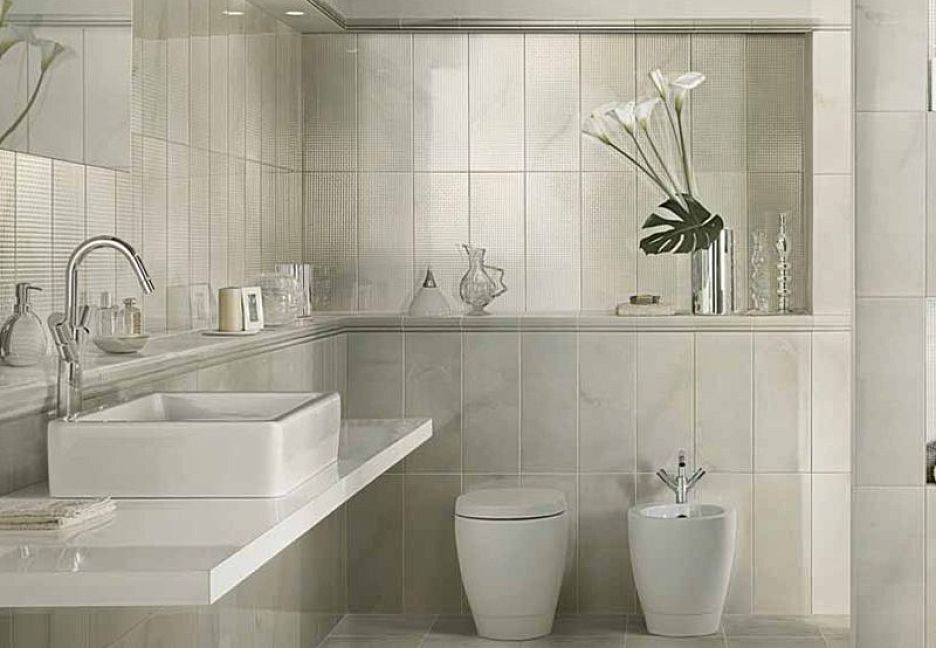 Ванная комната с раковиной и унитазом.