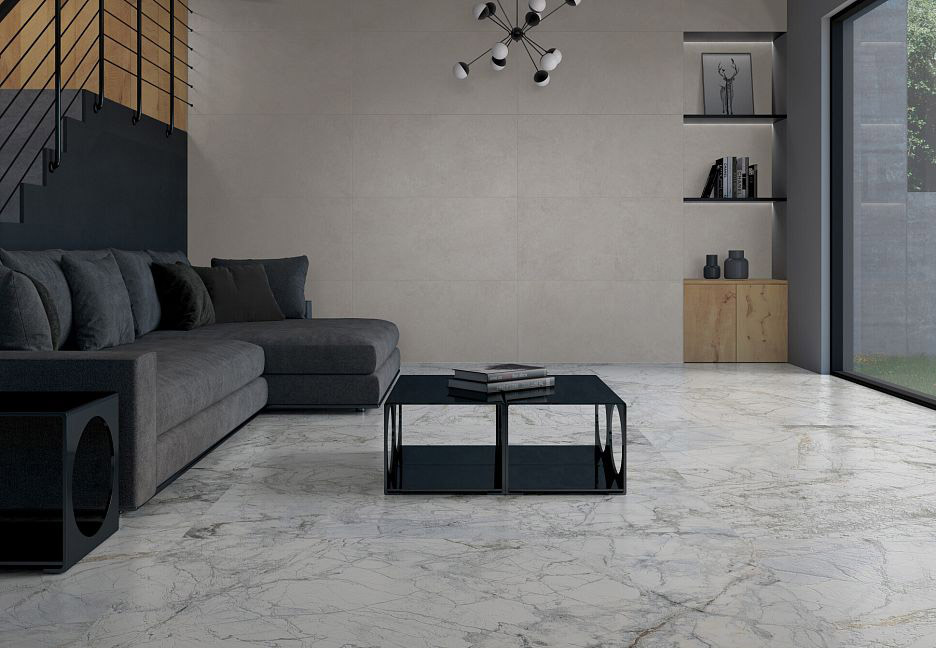 Гостиная с мраморным полом и черным диваном