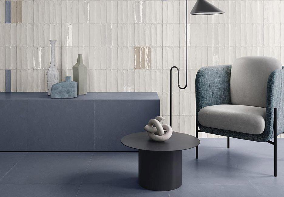 Лаконичный интерьер с креслом, столиком и тумбой