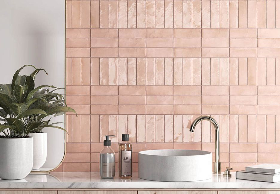 Розовая плитка в современном интерьере ванной