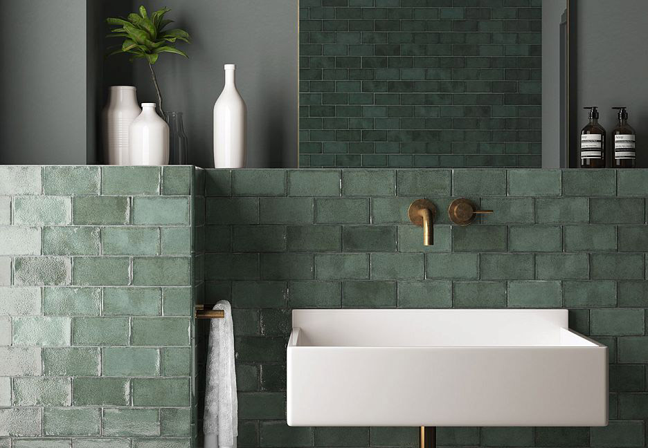 Зона для умывания с зеленой плиткой под кирпич