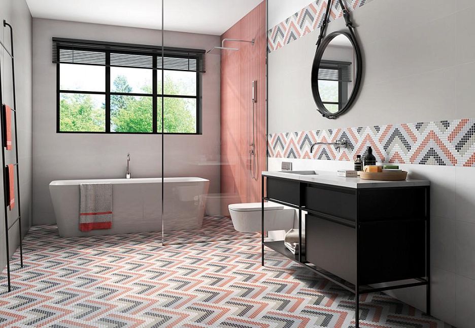 Ванная комната с ванной и окном.