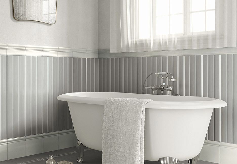 Уютная ванная с ванной и окном