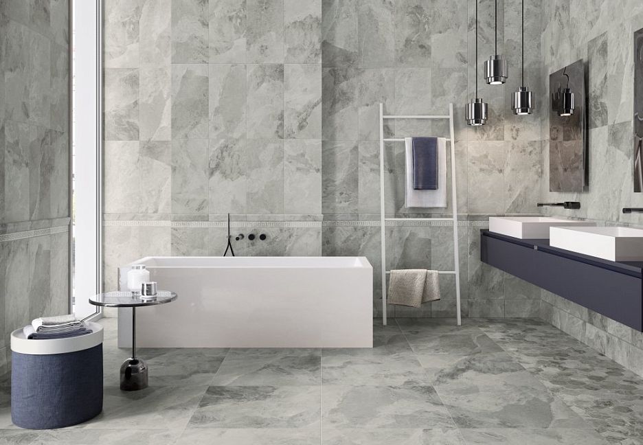 Современная ванная комната с мраморной отделкой.