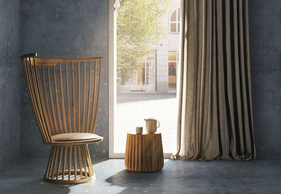 Интерьер комнаты с креслом и шторами.