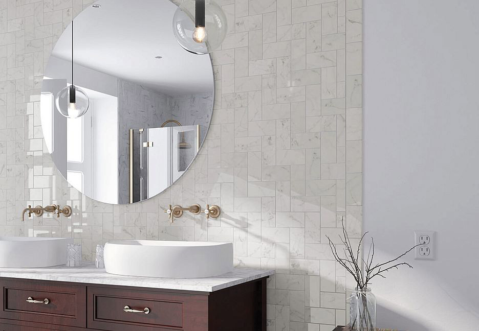 Ванная с круглым зеркалом и деревянной столешницей