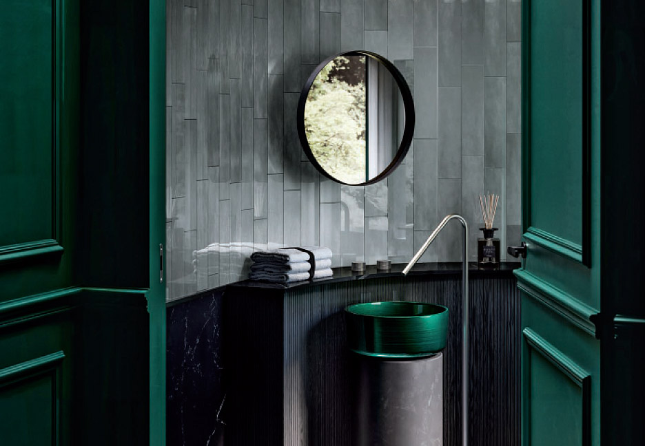 Ванная с зеленой раковиной и круглым зеркалом