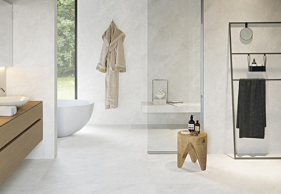 Ванная комната с ванной и раковиной.