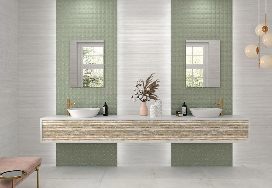 Ванная с двойной раковиной и зеленой мозаикой