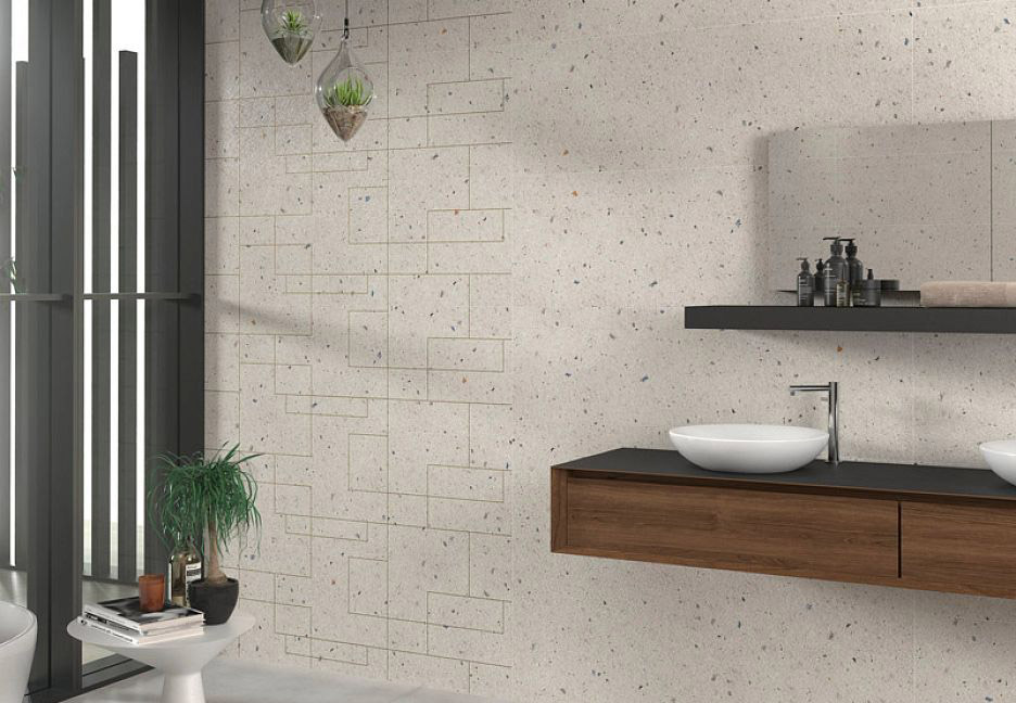 Ванная с бежевой плиткой под камень