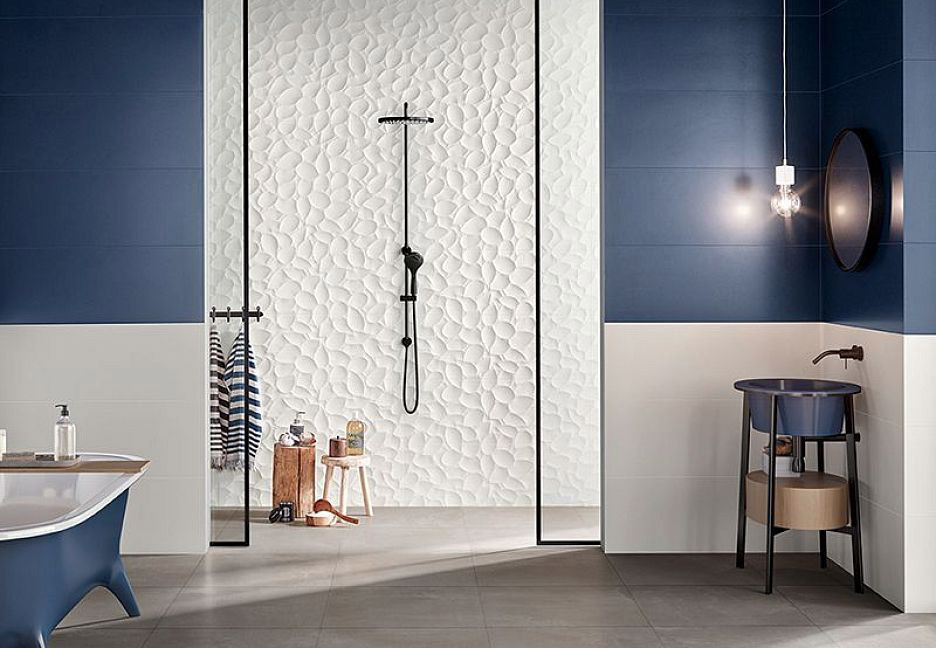 Ванная с душем и синими акцентами