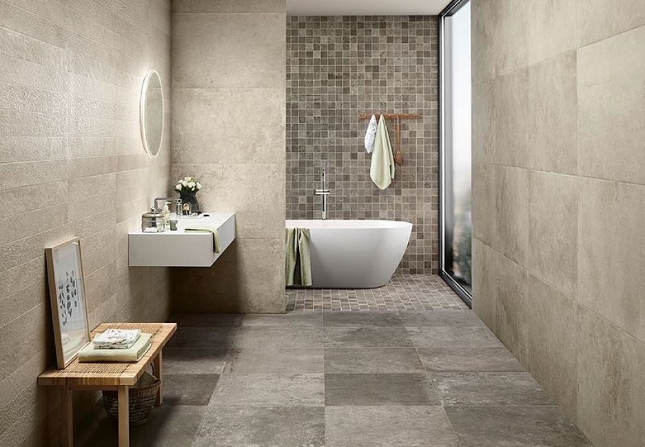 Современная ванная комната с ванной и раковиной.