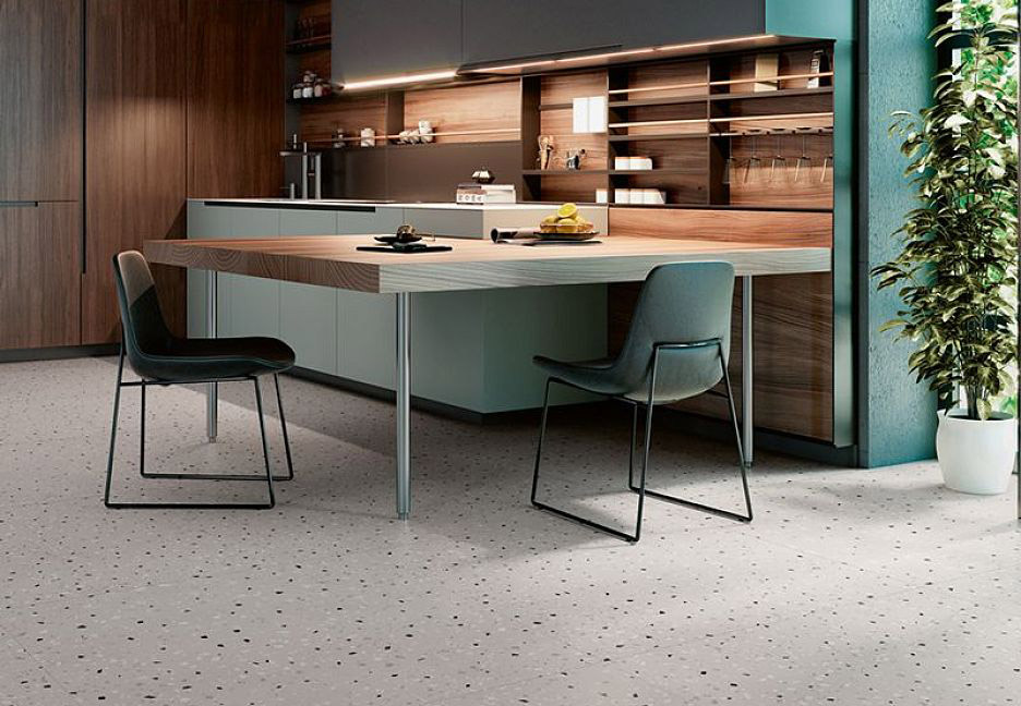 Светлый интерьер кухни с деревянной мебелью