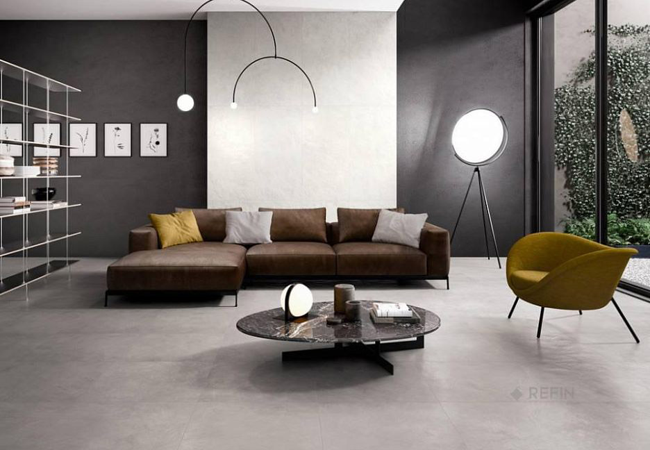 Элегантный интерьер с контрастными стенами и коричневым диваном